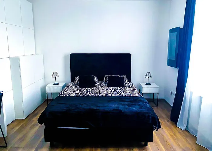 Octagon Main Square Apartment