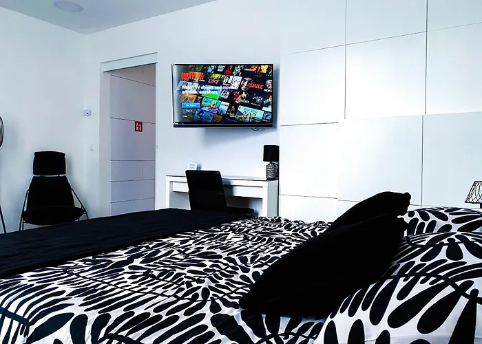 Octagon Main Square Apartment