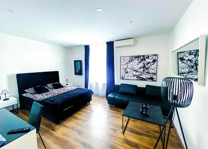 Octagon Main Square Apartment