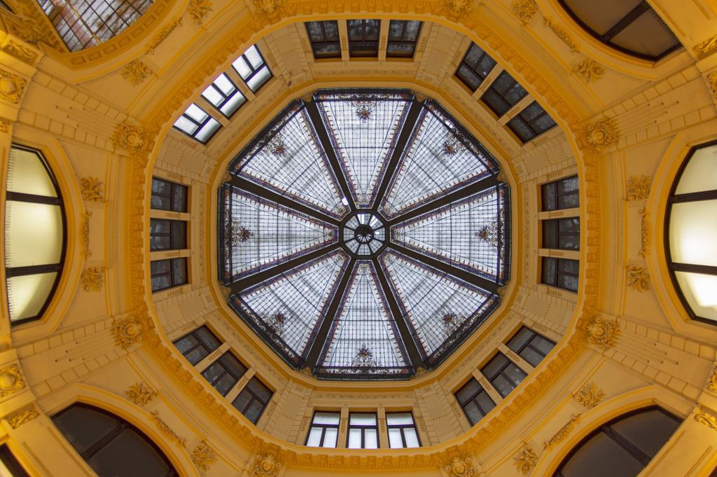 Octagon Main Square Apartment